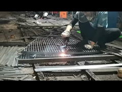 303 Loopwegkanalen gegalvaniseerde veiligheidsrooster niet-glijdend geperforeerde trappenvoetsen metalen rooster