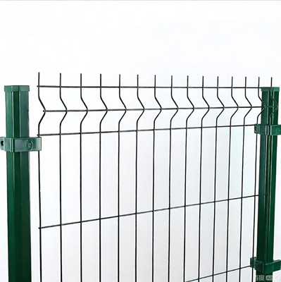 Gemakkelijk te monteren gegalvaniseerd PVC bedekt 3D driehoekige buiging V mesh beveiligings hek paneel 1.5M hoogte 50x200mm gaten systeem